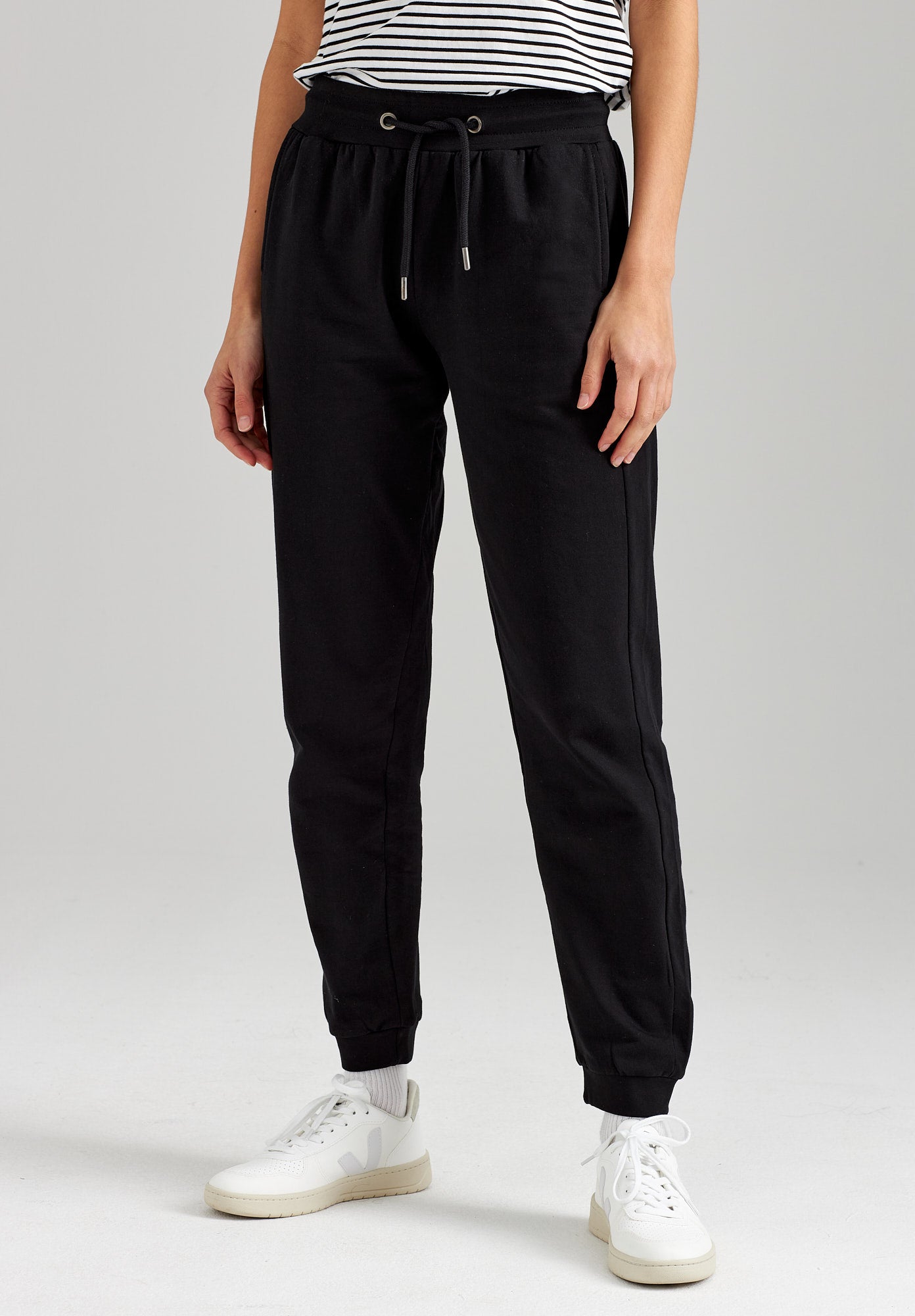 Relax Bundle black für Frauen (Hoodie + Joggingpants + Warm High Socks)